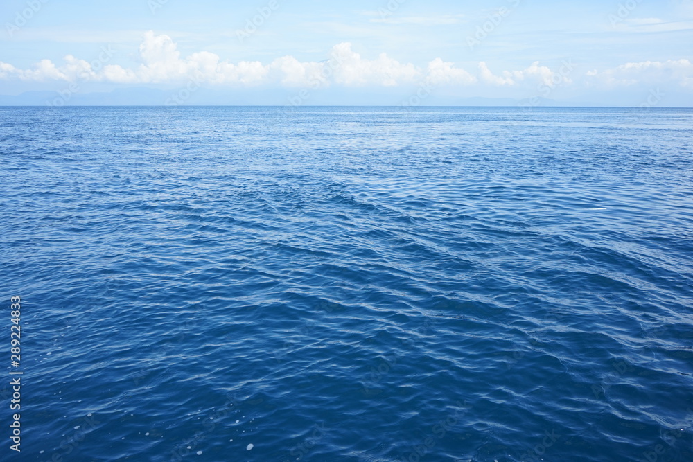 Fototapeta premium Infinity view over the calm blue ocean