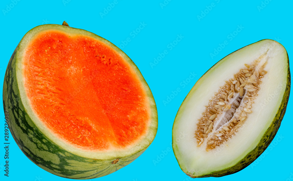 Spanische und Wassermelone hälfte auf Hellblauen Hintergrund Spanische und Wassermelone hälfte auf Hellblauen Hintergrund