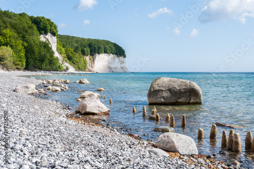 Küstenstreifen unterhalb der Kreidefelsen auf Rügen im Nationalpark Jasmund.