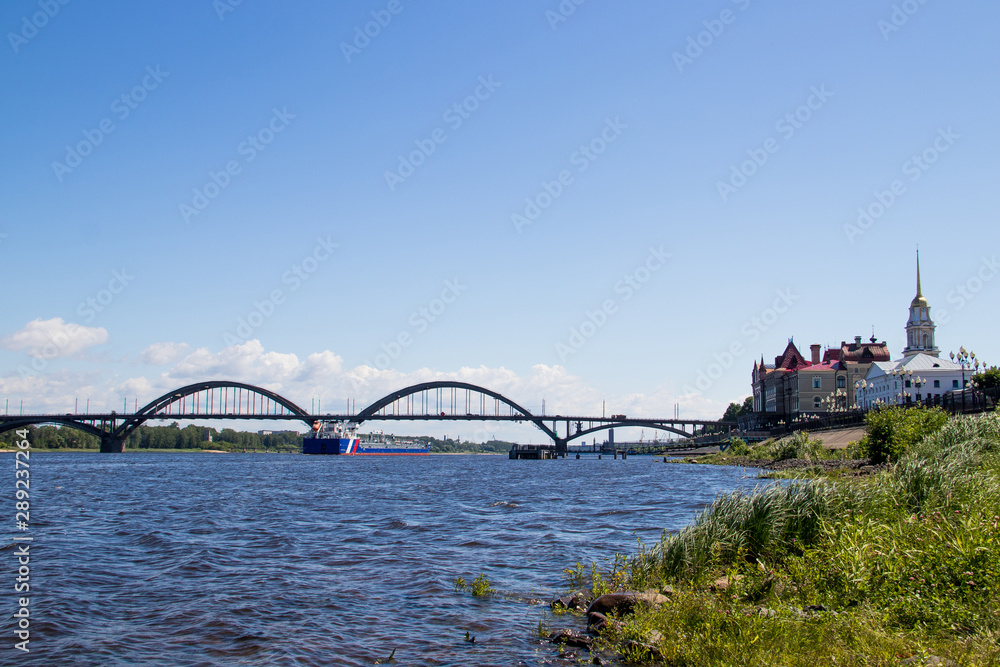 Obraz premium reinforced concrete arched road bridge over the Volga river in Rybinsk.