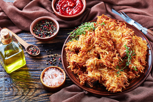 Obraz na plátně shredded potato crusted chicken cutlets, top view
