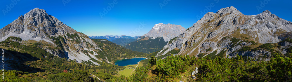 Fantastisches Alpenpanorama - Blick vom Höhenweg auf den Seebensee, Zugspitze und Ehrwalder Sonnenspitze