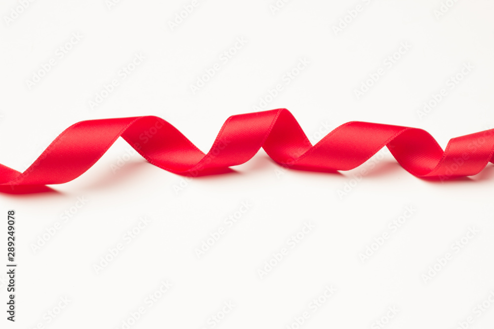 Cinta roja sobre fondo blanco para hacer lazos y decorar los regalos de navidad, regalos de anniversario, regalos en general. Cinta roja sobre fondo blanco para hacer lazos y decorar los regalos de navidad, regalos de anniversario, regalos en general.