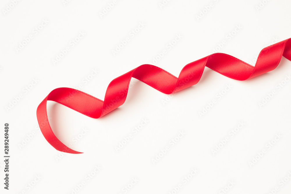 Cinta roja sobre fondo blanco para hacer lazos y decorar los regalos de navidad, regalos de anniversario, regalos en general. Cinta roja sobre fondo blanco para hacer lazos y decorar los regalos de navidad, regalos de anniversario, regalos en general.