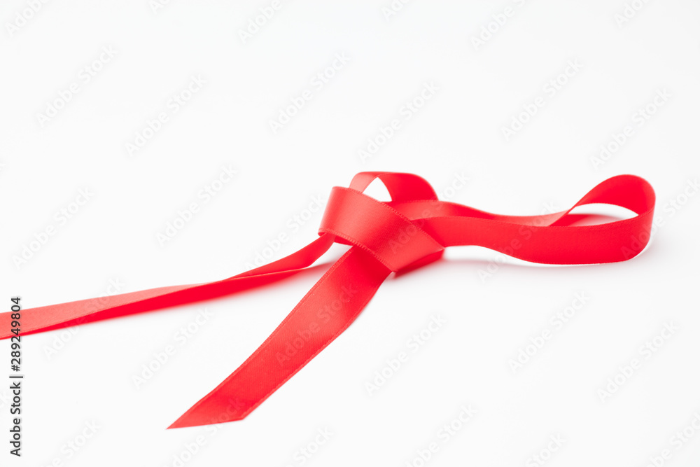 Cinta roja sobre fondo blanco para hacer lazos y decorar los regalos de navidad, regalos de anniversario, regalos en general. Cinta roja sobre fondo blanco para hacer lazos y decorar los regalos de navidad, regalos de anniversario, regalos en general.