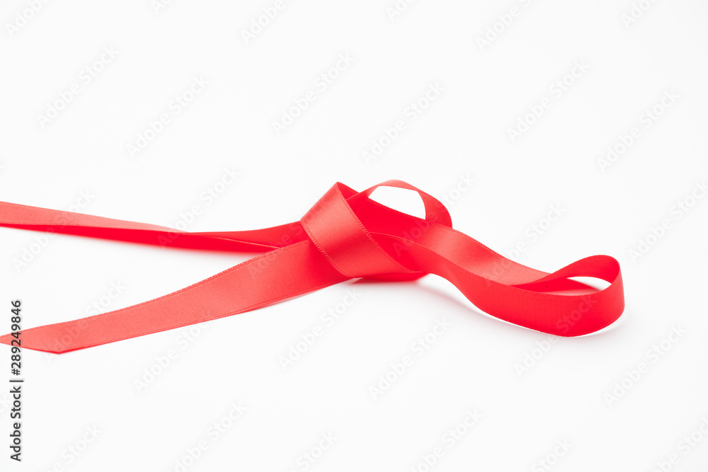 Cinta roja sobre fondo blanco para hacer lazos y decorar los regalos de navidad, regalos de anniversario, regalos en general. Cinta roja sobre fondo blanco para hacer lazos y decorar los regalos de navidad, regalos de anniversario, regalos en general.