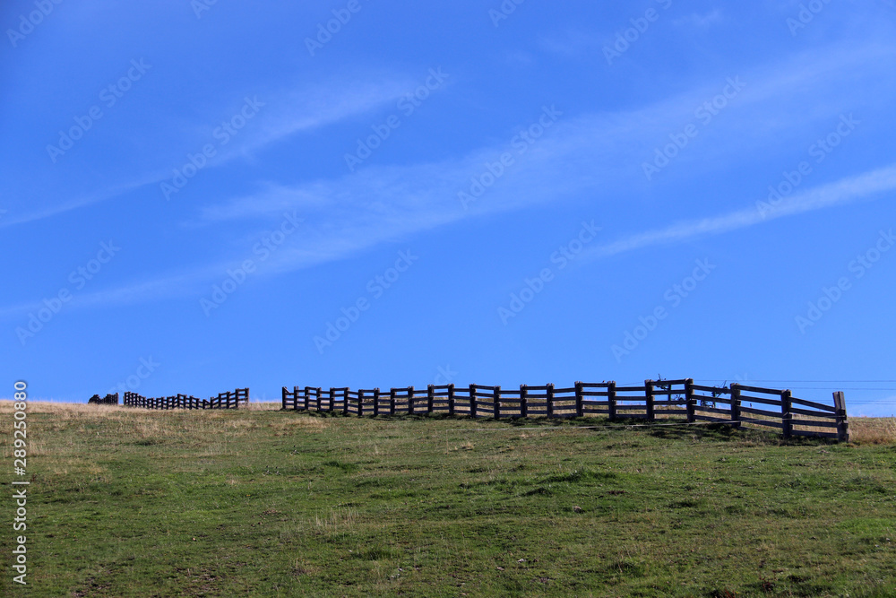 Une clôture et un ciel bleu en Alsace