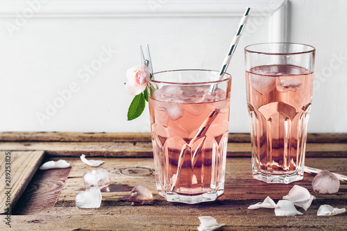 Tableau sur toile Cocktail with rose and cardamom.