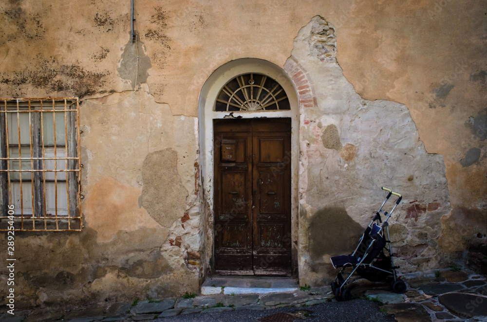 Fototapeta premium La porta di un vecchio palazzo in un borgo della Toscana