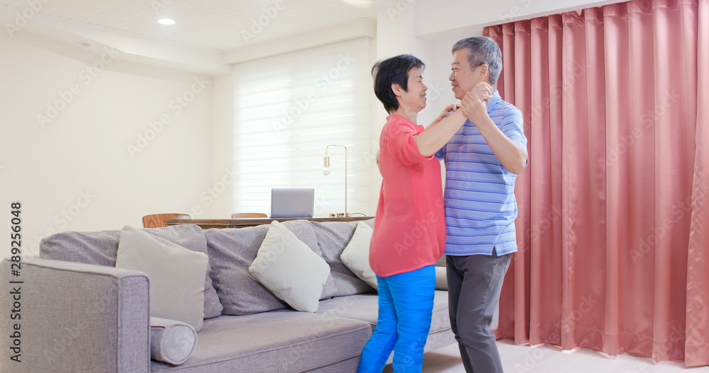 Fototapeta premium asian eldely couple dance together