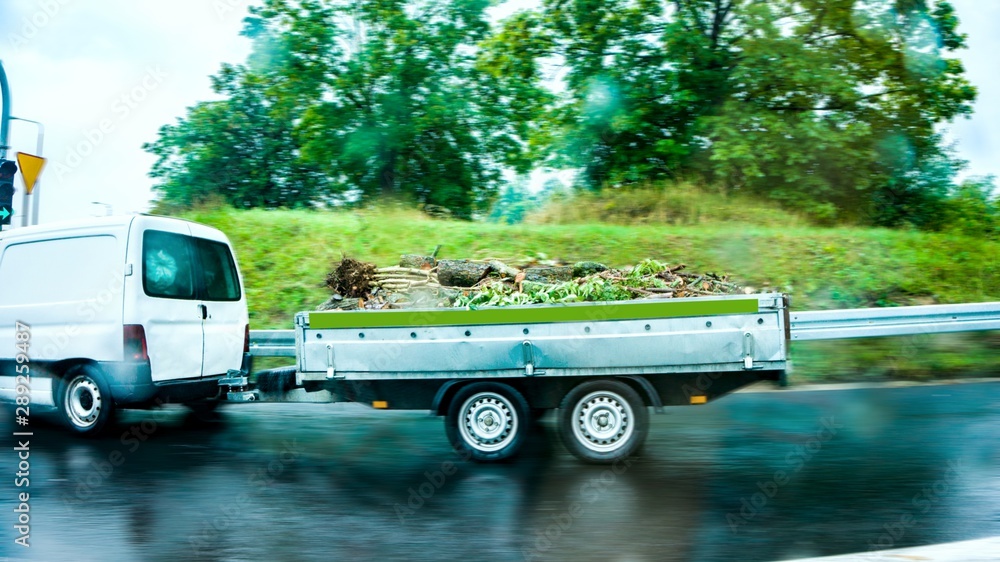 Carry small goods in the trailer . in the trailer open freight
