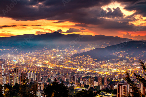 Coucher de soleil sur Medellin photo