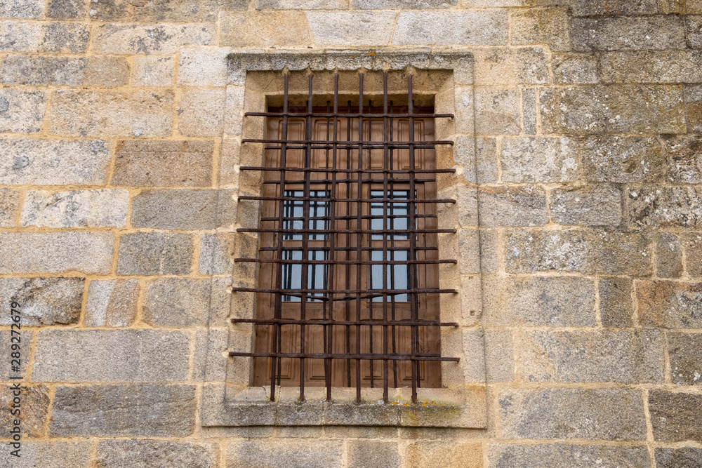 Ventana enrejada en pared de sillares de Granito. Monasterio de San Salvador de Celanova. Ourense, Galicia. España