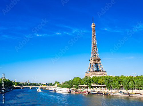 世界遺産　パリのセーヌ河岸　エッフェル塔  © oben901