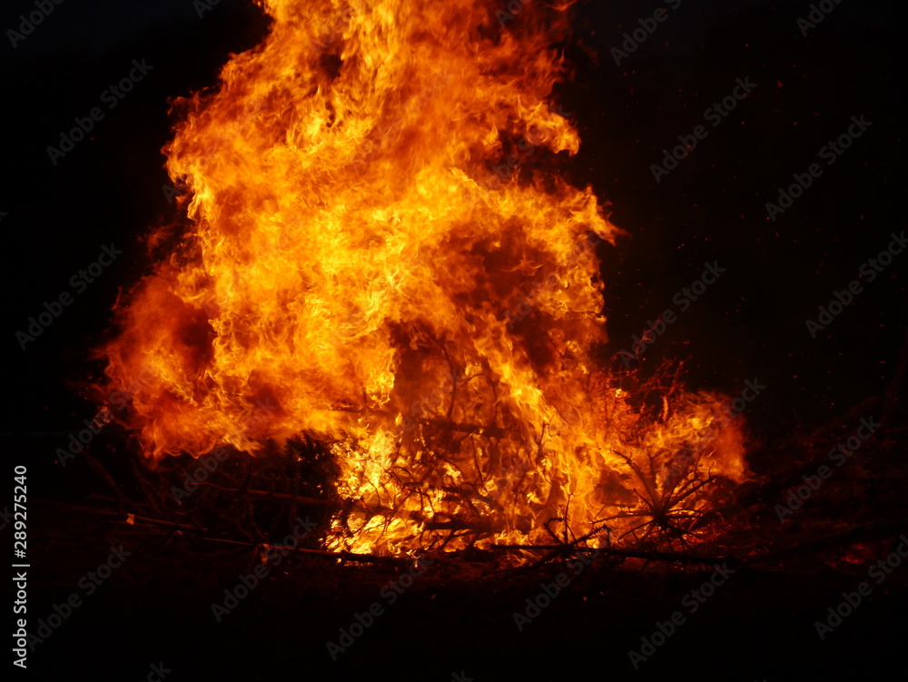 Christbaumverbrennung Weihnachtsbaumverbrennung Feuer Flammen und Feuerwehr Christbaumverbrennung Weihnachtsbaumverbrennung Feuer Flammen und Feuerwehr