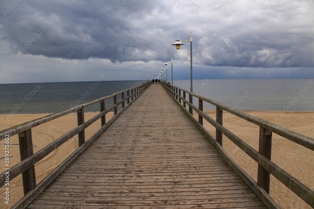 Regen zieht auf über der Ostsee / Blick von der Seebrücke in Bansin