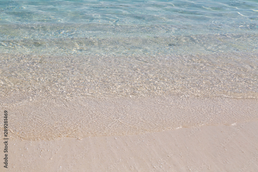 ein einsamer Strand mit türkisblauem Wasser