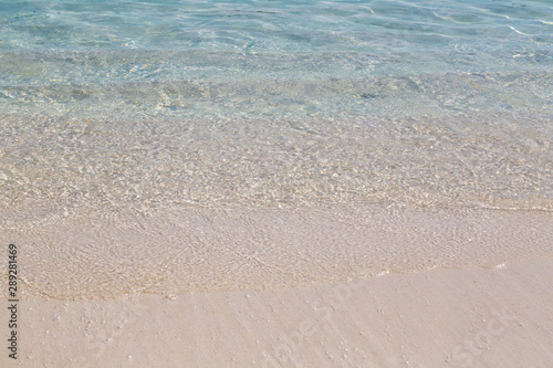 Obraz na płótnie ein einsamer Strand mit türkisblauem Wasser w salonie