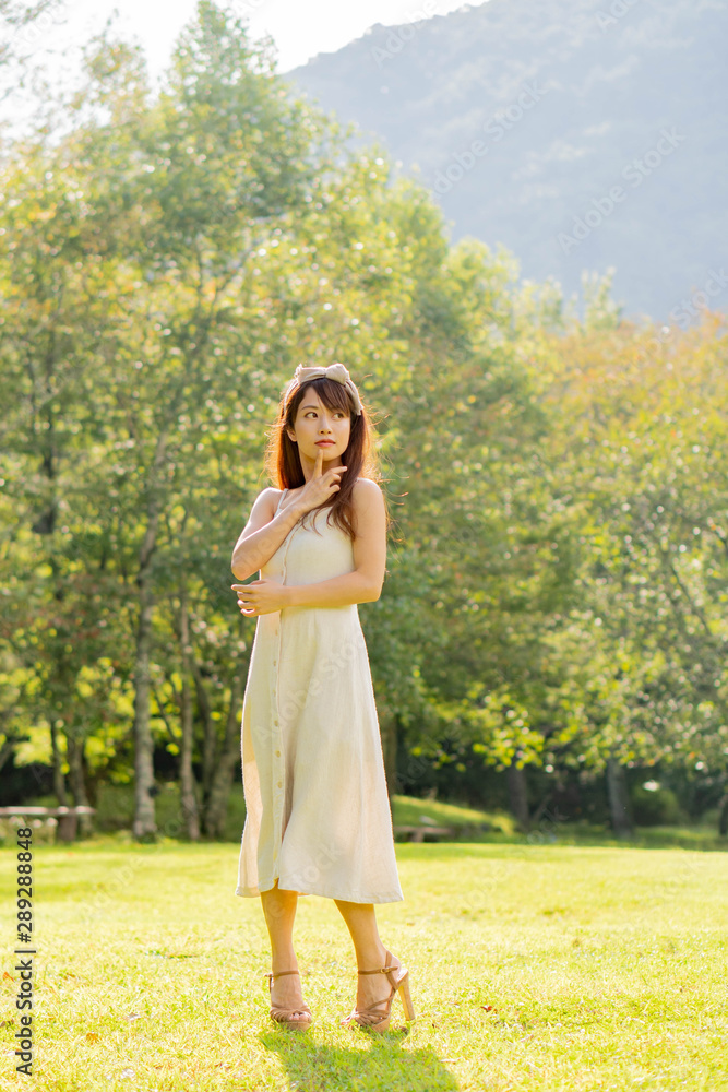 高原に立つ女性