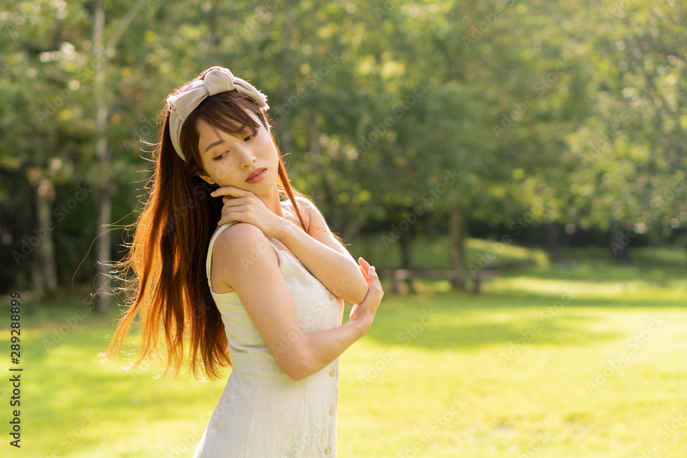 Obraz premium 野原に立つ女性