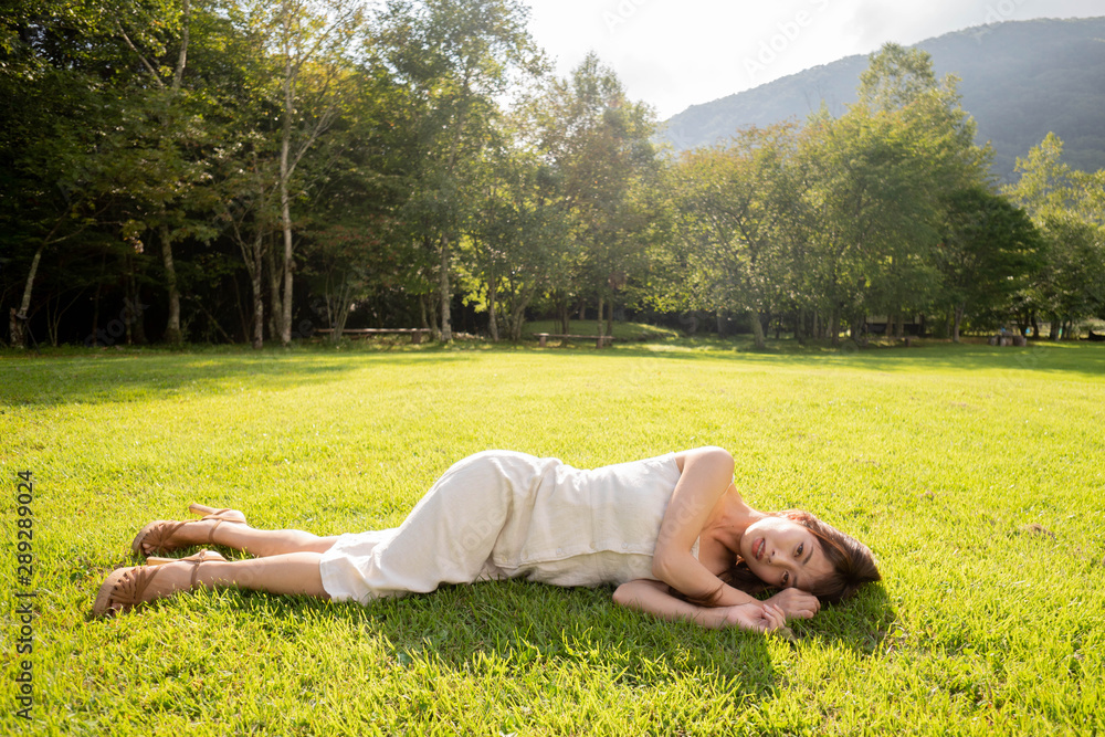 芝生に寝転ぶ女性 Stock 写真 Adobe Stock