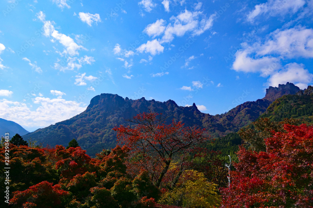妙義山と紅葉。下仁田　富岡　群馬　日本。１１月上旬。