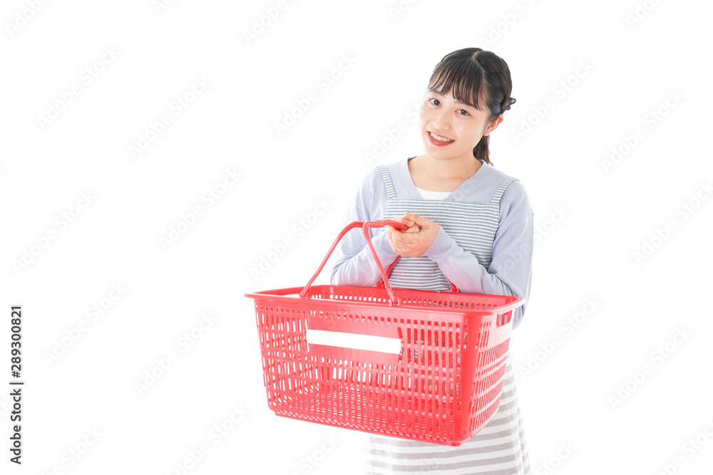 スーパーで買い物をする若い主婦 スーパーで買い物をする若い主婦