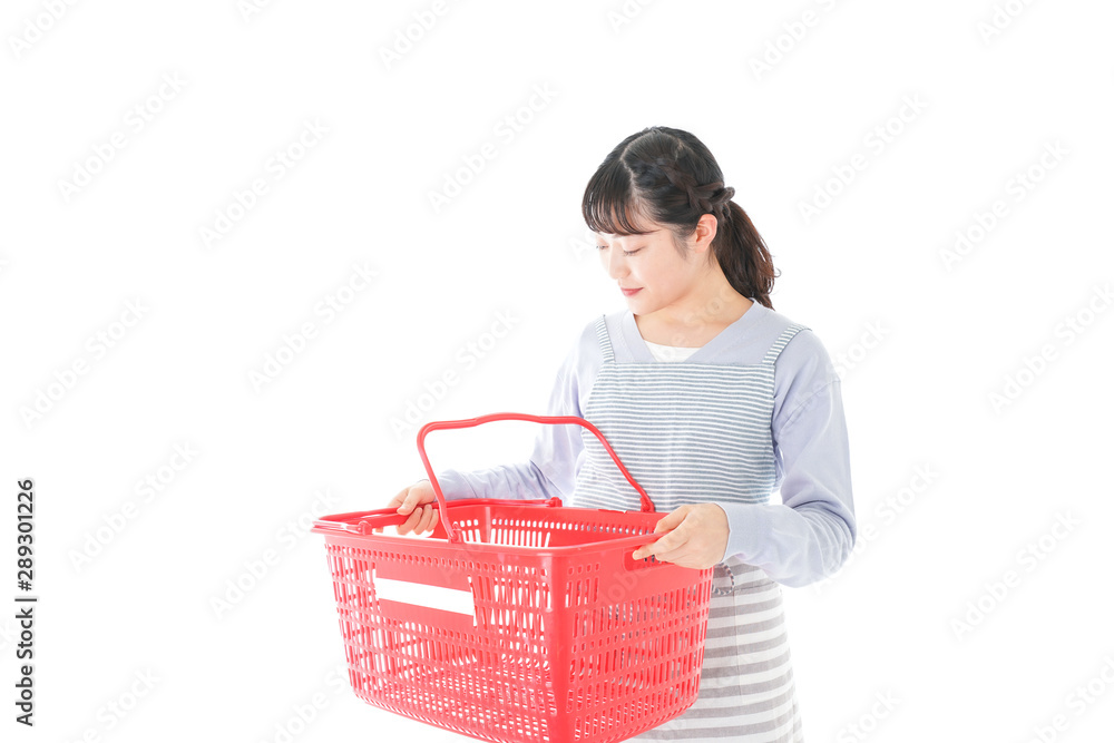 スーパーで買い物をする若い主婦 スーパーで買い物をする若い主婦