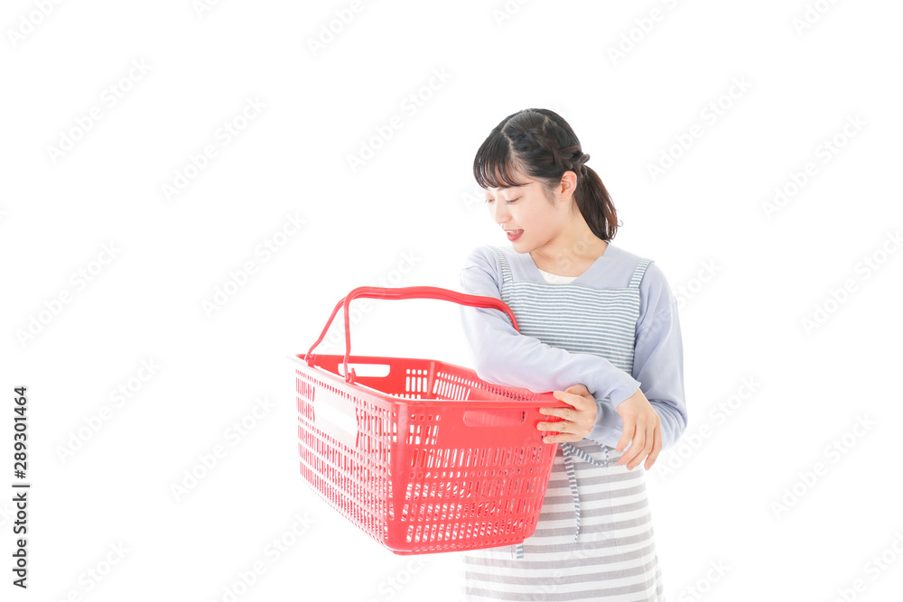 スーパーで買い物をする若い主婦 スーパーで買い物をする若い主婦
