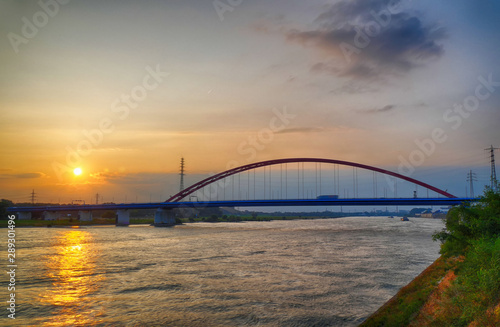 Brücke über den Rhein in Duisburg Hochfeld bei Sonnenuntergang
