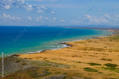 Vista amplia de la costa Guajira Colombia  al fondo el parque e  lico 