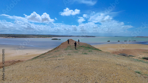vista de la playa y mar atlántico desde un mirador natural Guajira Colombia