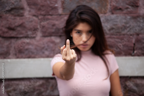 une femme montre son doigt du milieu elle fait un fuck pour dire son désaccord photo