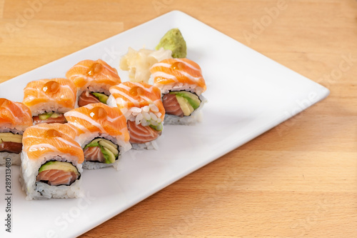 Sushi en plato blanco sobre madera