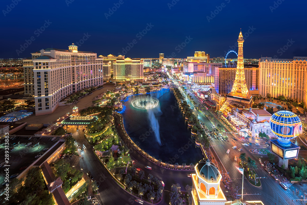 Las Vegas strip as seen at night - obrazy, fototapety, plakaty 