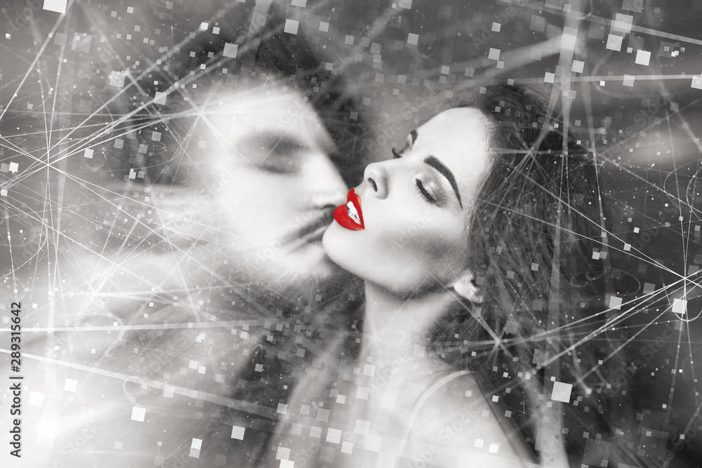 Fototapeta Seksowna  kobieta z czerwonymi ustami całowana przez młodego kochanka macho.