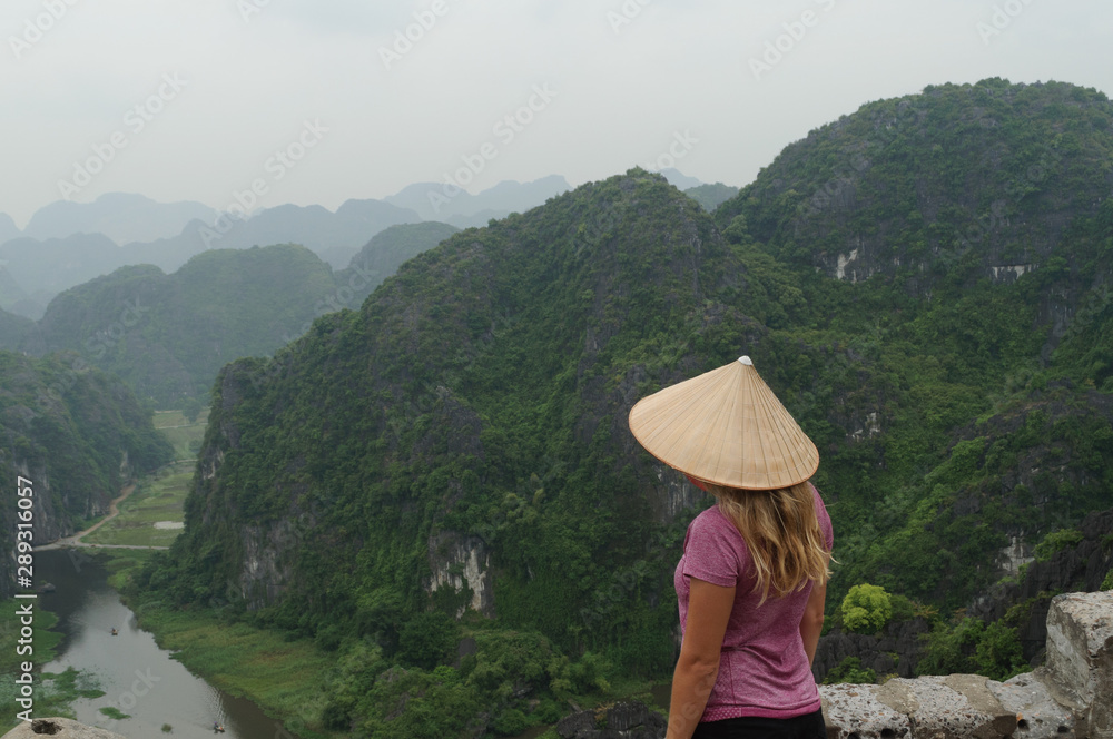 Vista panoramica de las montañas karsticas y campos de arroz desde la cima de Hang Mua Peak en Tamc Coc, provincia de Ninh Minh en Vietnam