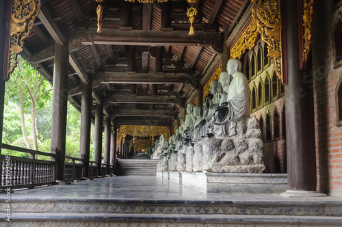 Ninh Binh: Bai Dinh Temple Spiritual  ,importante  complejo budista en  Vietnam, Asia