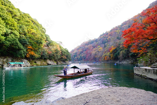 京都嵐山の紅葉と屋形船