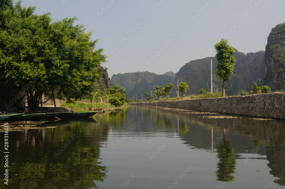 Tour en un bote de remos llamado sampán por el rio Ngo Dong en Tam Coc, provincia de Ninh Binh, Vietnam