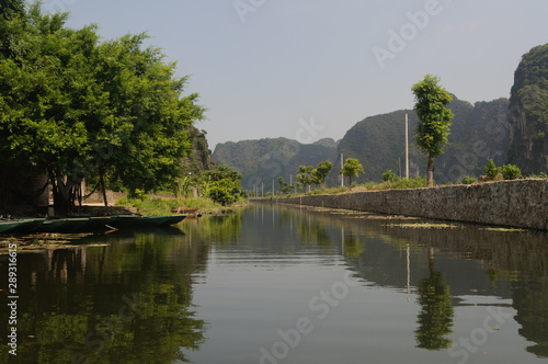 Tour en un bote de remos llamado sampán por el rio Ngo Dong en Tam Coc, provincia de Ninh Binh, Vietnam