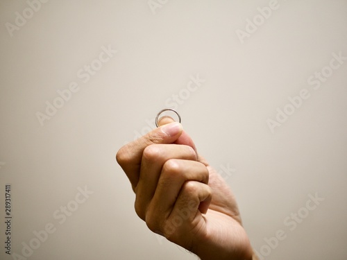 手に握りしめられた結婚指輪