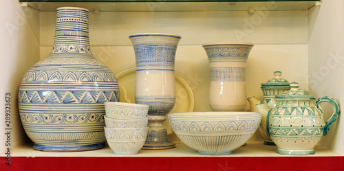 Artesanías de cerámica pintadas a mano para la venta en un taller tradicional. La famosa cerámica del barrio de Triana.