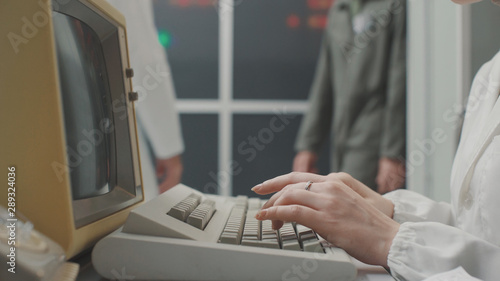 Fotografía Woman working with an old computer