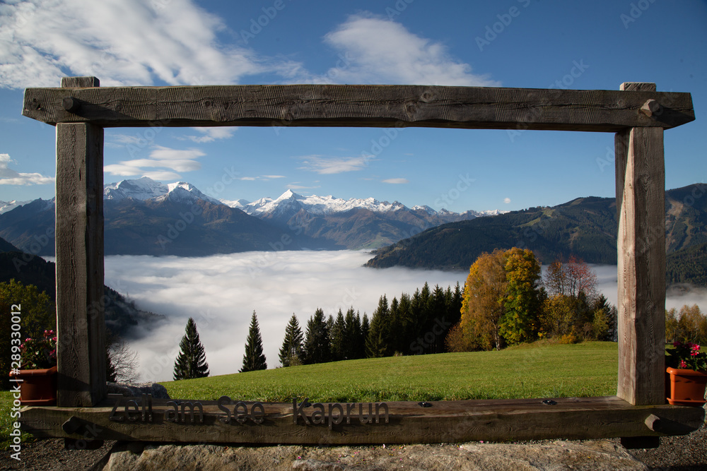 Durchblick über Nebelmeer in die Berge. Durchblick über Nebelmeer in die Berge.