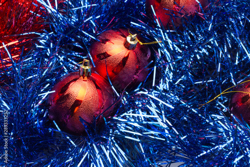 Bolas de Navidad y espumillón de color azul, decoración navideña, decoración del árbol de navidad photo