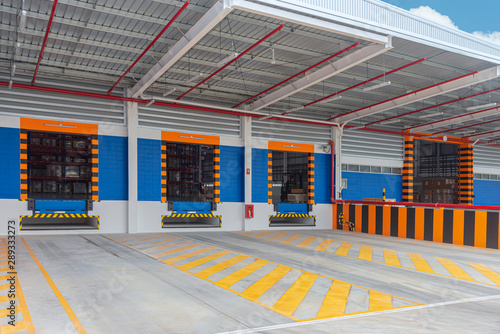 Fotografia Gates entrance ramps of distribution warehouse with docking station for trucks loading goods