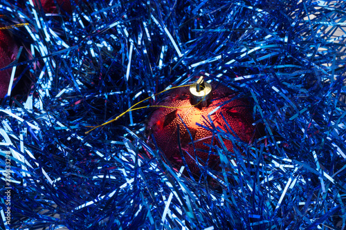 Bolas de Navidad y espumillón de color azul, decoración navideña, decoración del árbol de navidad photo