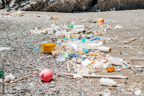 Obraz na płótnie Plastic and garbage polluted beach in the Mediterranean Sea w salonie