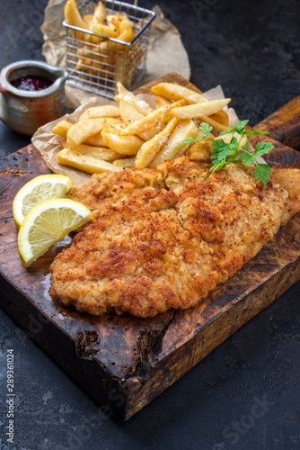 Foto Frittiertes Wiener Schnitzel von der Oberschale vom Kalb mit Pommes Frites und Z